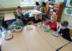 dzieci przygotowują zdrowy posiłek